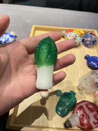 Une collection vari&eacute;e de tabati&egrave;res en jade, pierres dures et verre, Chine, 19/20&egrave;me