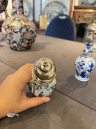 Paire de vases en porcelaine de Chine en bleu et blanc aux montures en argent hollandais, Kangxi