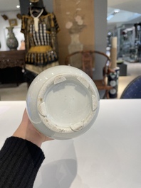 Cinq vases en porcelaine de Chine famille rose et verte, 19/20&egrave;me