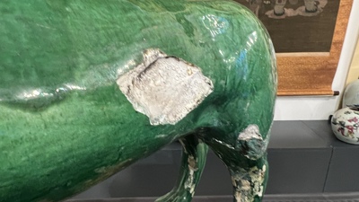 Grande tuile faiti&egrave;re en forme de chien en gr&egrave;s &eacute;maill&eacute; sancai, Chine, Ming