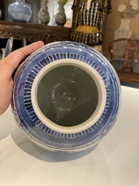 Een paar Japanse blauw-witte Arita potten met floraal decor, Edo, eind 17e eeuw