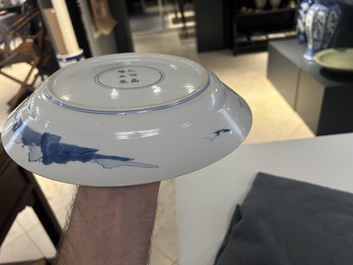 Plat en porcelaine de Chine en bleu et blanc &agrave; d&eacute;cor d'une sc&egrave;ne du 'Xi Xiang Ji', marque de Jiajing, Kangxi
