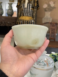 Een paar Chinese kommen in lichte celadon jade, 19e eeuw