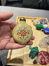 Une collection vari&eacute;e de tabati&egrave;res en jade, pierres dures et verre, Chine, 19/20&egrave;me