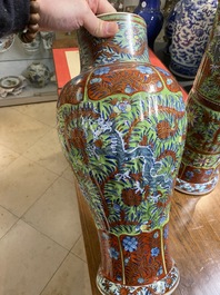 Een in Engeland overgedecoreerd Chinees blauw-wit kaststel van drie vazen, Kangxi