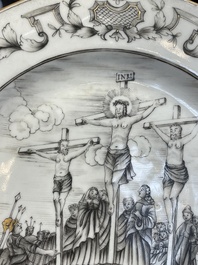 Een paar Chinese grisaille borden met 'De Kruisiging', Qianlong