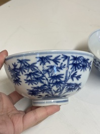Een paar Chinese blauw-witte 'Drie vrienden van de winter' kommen, Guangxu merk en periode
