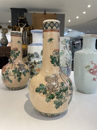 Cinq vases en porcelaine de Chine famille rose et verte, 19/20&egrave;me