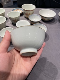 Een collectie Chinese famille rose, grisaille en ijzerrode koppen en kommen, 19/20e eeuw