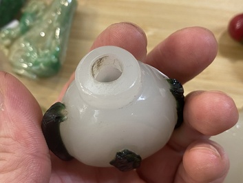 Negen Chinese snuifflessen in jade, hardsteen en glas, 19/20e eeuw