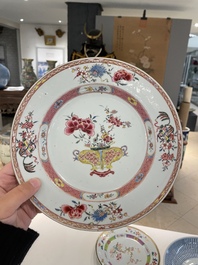 Een diverse collectie Chinees blauw-wit en famille rose porselein, Yongzheng en later