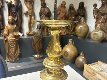 Een paar bronzen piekkandelaars, Noord-Itali&euml;, 16e eeuw