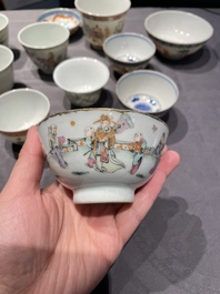 Een collectie Chinese famille rose, grisaille en ijzerrode koppen en kommen, 19/20e eeuw