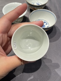 Een collectie Chinese famille rose, grisaille en ijzerrode koppen en kommen, 19/20e eeuw