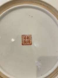 Paire de plats en porcelaine de Chine famille rose &agrave; d&eacute;cor de dames dans un jardin, marque de Qianlong, 20&egrave;me