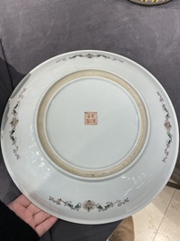 Paire de plats en porcelaine de Chine famille rose &agrave; d&eacute;cor de dames dans un jardin, marque de Qianlong, 20&egrave;me