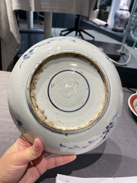 Een Chinees blauw-wit ko-sometsuke bord voor de Japanse markt, Transitie periode