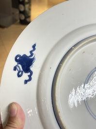 Plat en porcelaine de Chine en bleu et blanc &agrave; d&eacute;cor figuratif, marque et &eacute;poque de Kangxi