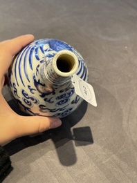 Vase de forme bouteille &agrave; d&eacute;cor d'un ph&eacute;nix en porcelaine de Chine 'Bleu de Hue' pour le Vietnam, marque Tho, 19&egrave;me