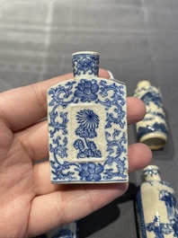 Cinq tabati&egrave;res en porcelaine de Chine en bleu et blanc, 19/20&egrave;me