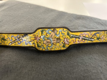 Sceptre ruyi &agrave; d&eacute;cor 'bajixiang' en &eacute;maux de P&eacute;kin &agrave; fond jaune, Chine, marque de Qianlong, 19/20&egrave;me
