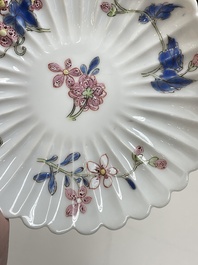 Een paar Chinese famille rose chrysantvormige koppen en schotels, Yongzheng