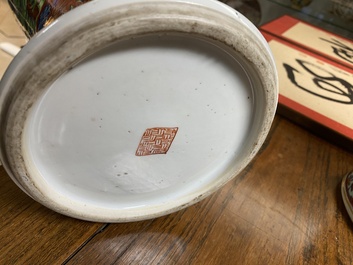 Een in Engeland overgedecoreerd Chinees blauw-wit kaststel van drie vazen, Kangxi