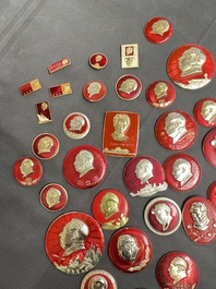44 badges de portrait de Mao, dont un en porcelaine, R&eacute;volution Culturelle