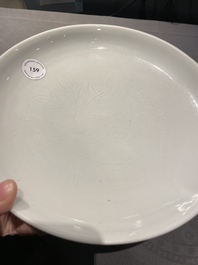 Plat en porcelaine blanc de Chine de Dehua &agrave; d&eacute;cor incis&eacute; d'une fleur de lotus, Ming