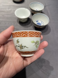 Een collectie Chinese famille rose, grisaille en ijzerrode koppen en kommen, 19/20e eeuw