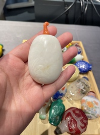 Une collection vari&eacute;e de tabati&egrave;res en jade, pierres dures et verre, Chine, 19/20&egrave;me