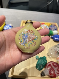 Une collection vari&eacute;e de tabati&egrave;res en jade, pierres dures et verre, Chine, 19/20&egrave;me
