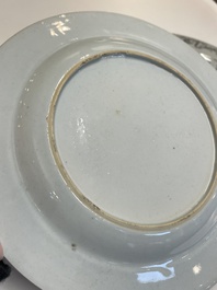 Een paar Chinese grisaille borden met 'De Kruisiging', Qianlong