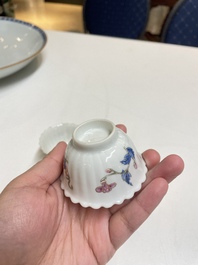 Een paar Chinese famille rose chrysantvormige koppen en schotels, Yongzheng