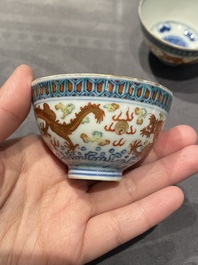 Een collectie Chinese famille rose, grisaille en ijzerrode koppen en kommen, 19/20e eeuw