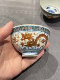 Een collectie Chinese famille rose, grisaille en ijzerrode koppen en kommen, 19/20e eeuw