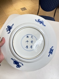 Plat en porcelaine de Chine en bleu et blanc &agrave; d&eacute;cor figuratif, marque et &eacute;poque de Kangxi