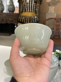 Een paar Chinese kommen in lichte celadon jade, 19e eeuw