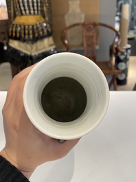 Cinq vases en porcelaine de Chine famille rose et verte, 19/20&egrave;me
