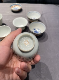 Een collectie Chinese famille rose, grisaille en ijzerrode koppen en kommen, 19/20e eeuw