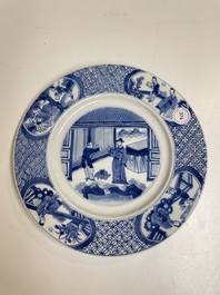 Plat en porcelaine de Chine en bleu et blanc &agrave; d&eacute;cor figuratif, marque et &eacute;poque de Kangxi