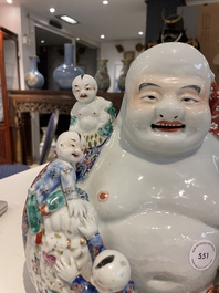 Bouddha en porcelaine de Chine famille rose, marque de Zhu Mao Ji Zao 朱茂記造, R&eacute;publique