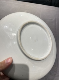 Plat en porcelaine blanc de Chine de Dehua &agrave; d&eacute;cor incis&eacute; d'une fleur de lotus, Ming