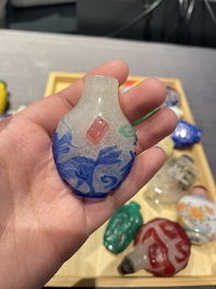 Une collection vari&eacute;e de tabati&egrave;res en jade, pierres dures et verre, Chine, 19/20&egrave;me
