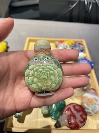 Une collection vari&eacute;e de tabati&egrave;res en jade, pierres dures et verre, Chine, 19/20&egrave;me