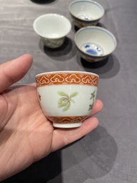 Een collectie Chinese famille rose, grisaille en ijzerrode koppen en kommen, 19/20e eeuw