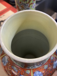 Een in Engeland overgedecoreerd Chinees blauw-wit kaststel van drie vazen, Kangxi