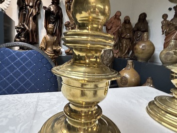 Een paar bronzen piekkandelaars, Noord-Itali&euml;, 16e eeuw