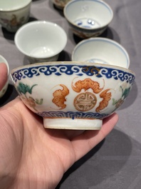 Een collectie Chinese famille rose, grisaille en ijzerrode koppen en kommen, 19/20e eeuw