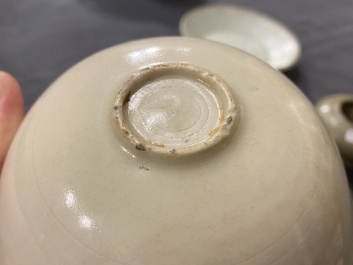 Een diverse collectie Chinees porselein en aardewerk, Song en later